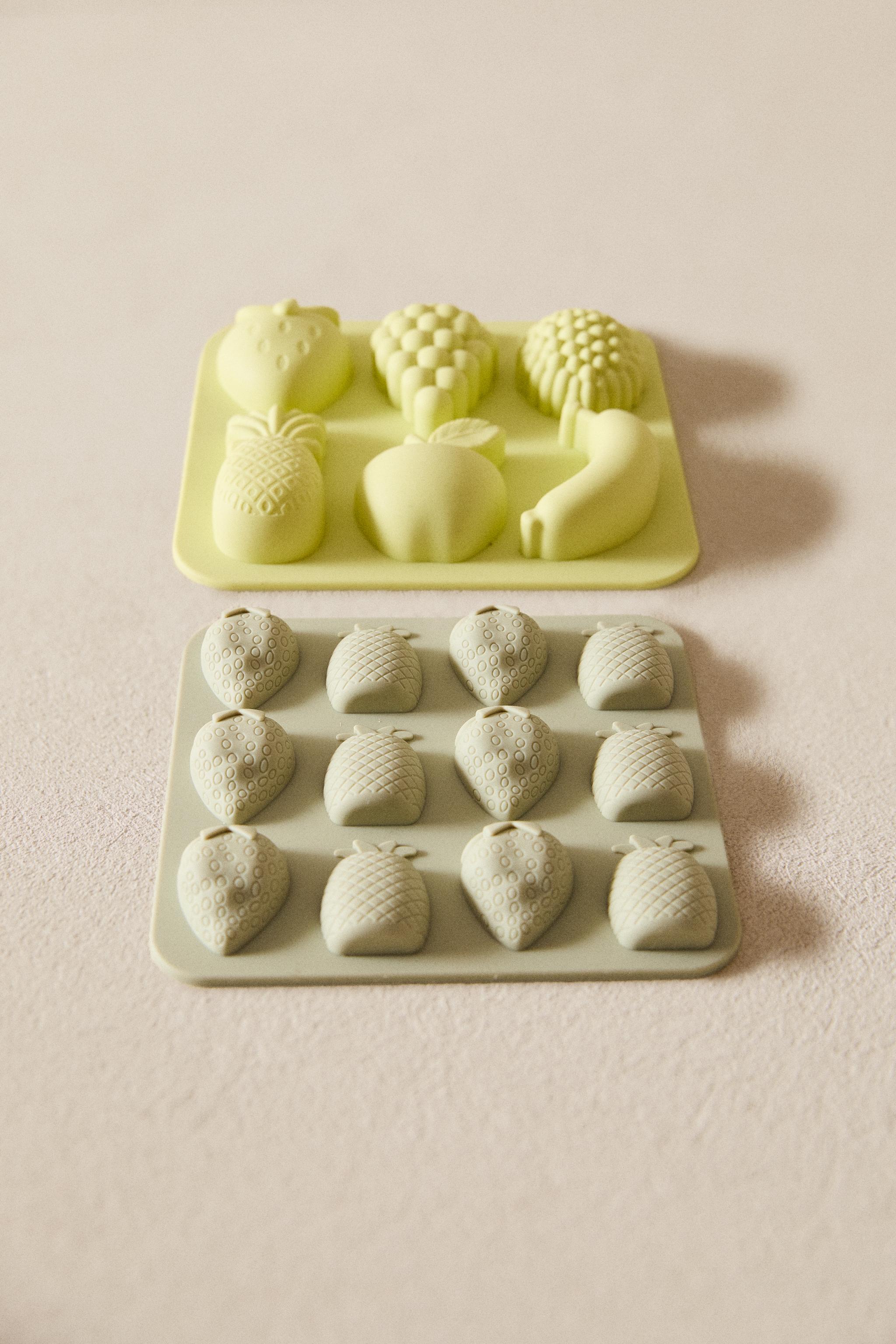 SET OF SILICONE ICE TRAYS WITH FRUIT SHAPES (SET OF 2)